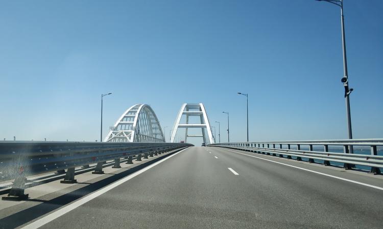 По Крымскому мосту