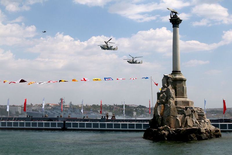 В День ВМФ в Севастополе реконструировали бой за освобождение города 