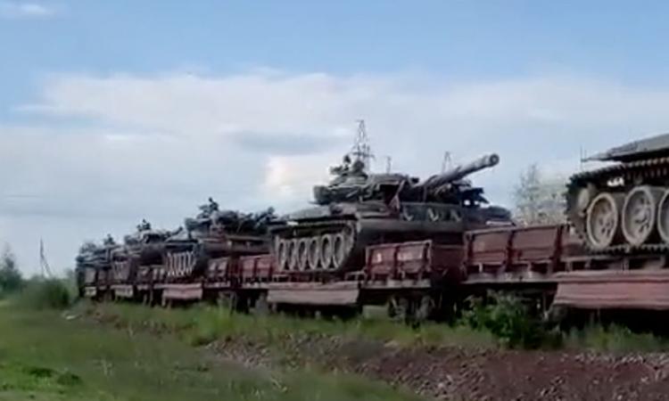 Украина начала массово стягивать к границе с Крымом сотни танков и артиллерию