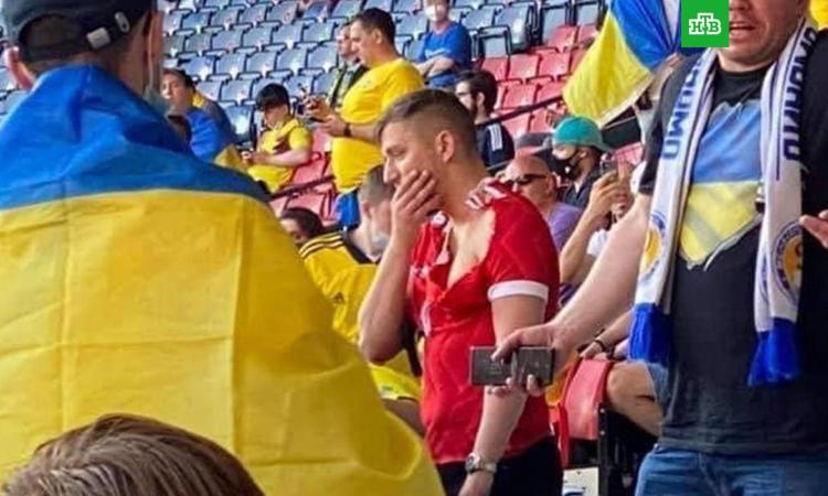 Украинские фанаты напали на болельщика в майке сборной России на матче Евро