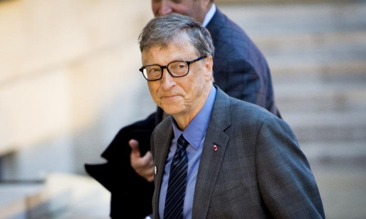 Билл Гейтс, поддержал "антивакцинников", но только в России и Китае. При этом он за обязательную вакцинацию в США. И известен как сторонник теории "золотго миллиарда". 