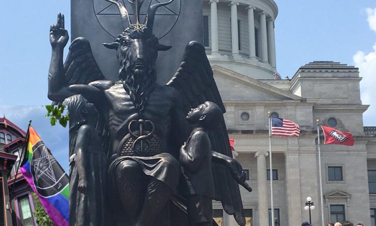 Памятник Сатане Капитолй Род-Айленд США Arkansas