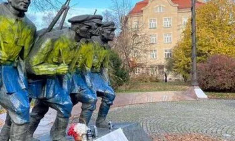 Майданутые идиоты из Украины, покрасили памятник Пилсудскому в Польше в жовто-блакытный