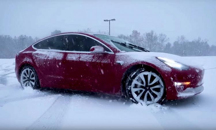 У Tesla зимой, особенно при холодных российских зимах, пробег может падать впятеро