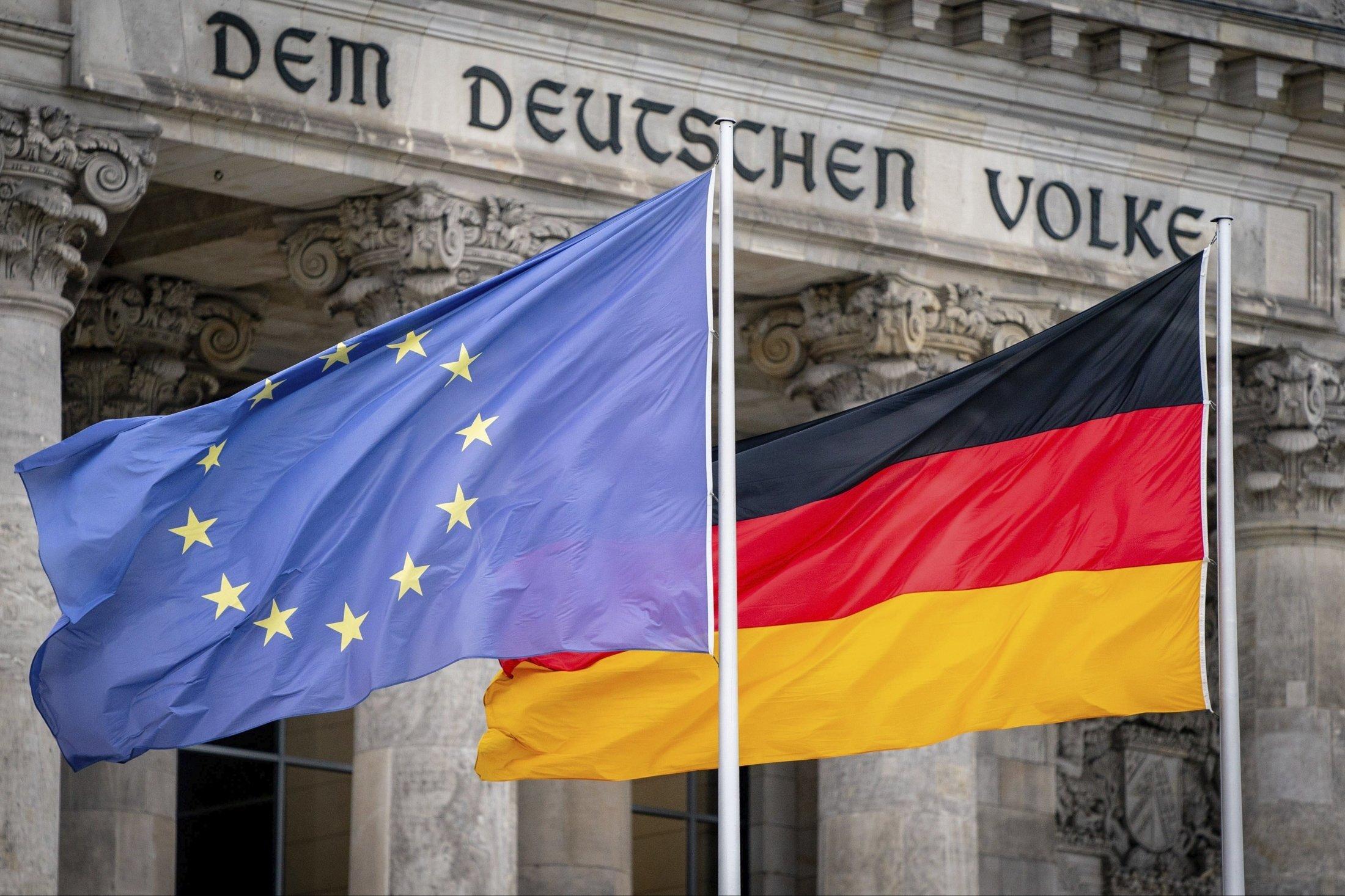 Санкции против германии. Европейский Союз Германия. Флаг ЕС И ФРГ. Флаг ФРГ Евросоюз. Председательство Германии в Совете ЕС 2020.