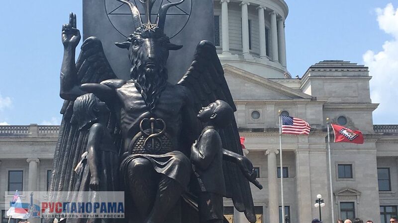 Памятник Сатане, у Капитолия Род-Айленда Арканзас, США